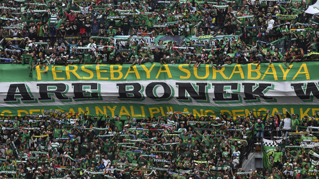 Suporter Persebaya Surabaya berikan dukungan (Foto: ANTARA FOTO/Zabur Karuru)