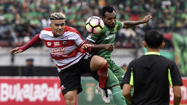 Persebaya Surabaya vs Madura United FC (Foto: ANTARA FOTO/Zabur Karuru)