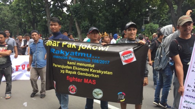 Peserta Aksi tiba di gedung Kemenhub (Foto: Rafyq Panjaitan/kumparan)