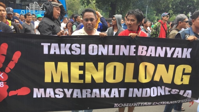 Demo taksi online di gedung Kemenhub (Foto: Rafyq Panjaitan/kumparan)