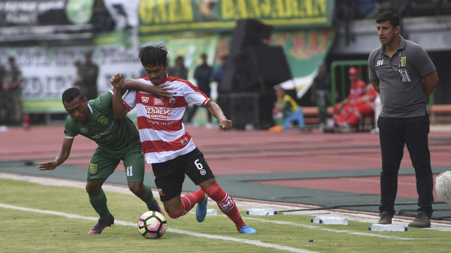 Persebaya Surabaya vs Madura United FC (Foto: ANTARA FOTO/Zabur Karuru)