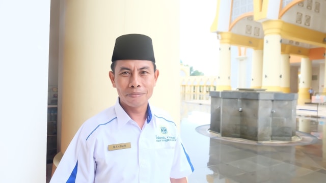 Mahdan, tour guide di Masjid Hubbul Wathan (Foto: Bella Cynthia Ratnasari/kumparan)