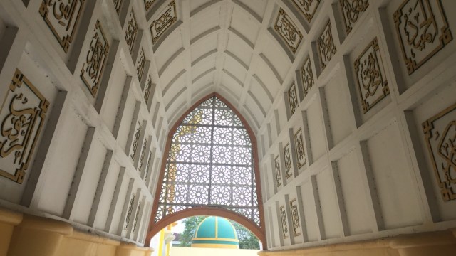 Lafal Asmaul Husna pada bagian atap (Foto: Bella Cynthia Ratnasari/kumparan)