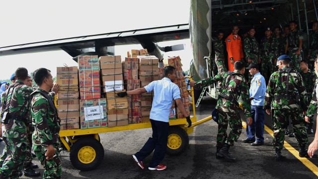 Pesawat Hercules kirim Bansos ke Asmat (Foto: ANTARA FOTO/Siswowidodo)
