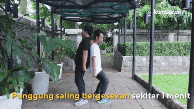 Eksperimen Listrik Statis Dengan Tubuh Manusia (Foto: Resnu Andika)