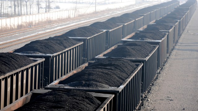 Gerbong kereta penuh membawa batu bara (Foto: China Daily via REUTERS)