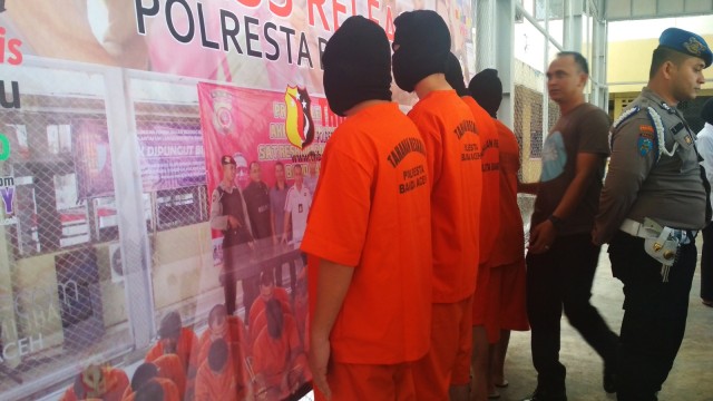 Polisi amankan pemilik toko Valid (Foto: Ade Nurhaliza/kumparan)