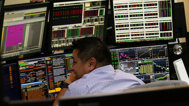 Pekerja memantau layar IHSG (Foto: ANTARA FOTO/Rivan Awal Lingga)