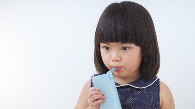 Ilustrasi minum jus kemasan  (Foto: Thinkstock )