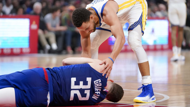 Blake Griffin terkapar karena cedera. (Foto: Kelvin Kuo-USA TODAY Sports via Reuters)