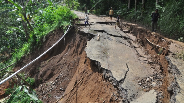 Ilustrasi jalan longsor Foto: Antara/Anis Efizudin