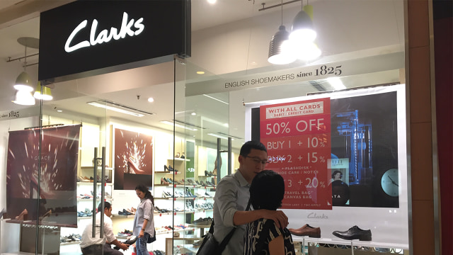 Diskon sepatu Clarks jelang tutup di Mal GI (Foto: Ema Fitriyani/kumparan)