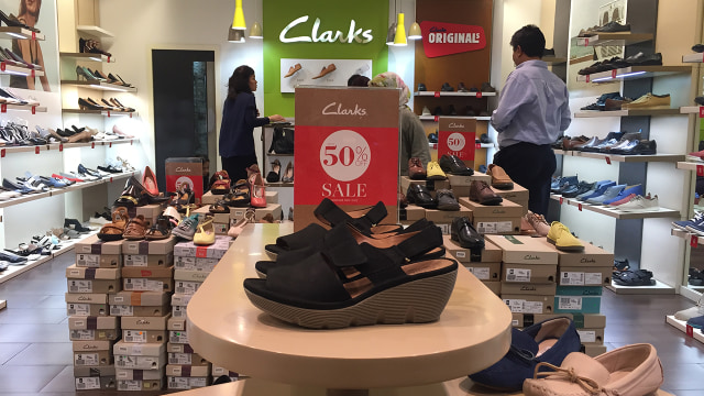 Diskon sepatu Clarks jelang tutup di Mal GI (Foto: Ema Fitriyani/kumparan)