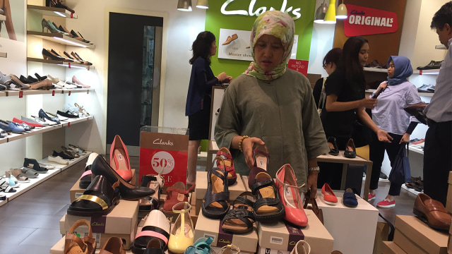 Diskon sepatu Clarks jelang tutup di Mal GI (Foto: Ema Fitriyani/kumparan)