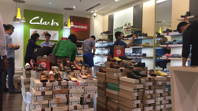 Diskon sepatu Clarks jelang tutup di Mal GI (Foto: Ema Fitriyani/kumparan)
