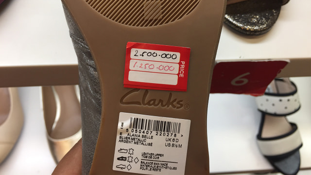 Diskon sepatu Clarks jelang tutup di Mal GI (Foto: Ema Fitriyani/kumparan)