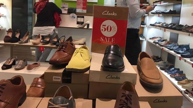 Diskon sepatu Clarks jelang tutup di Mal GI (Foto: Ema Fitriyani/kumparan)