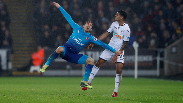 Aksi Nacho Monreal dalam laga menghadapi Swansea. (Foto: Reuters/Andrew Couldridge)