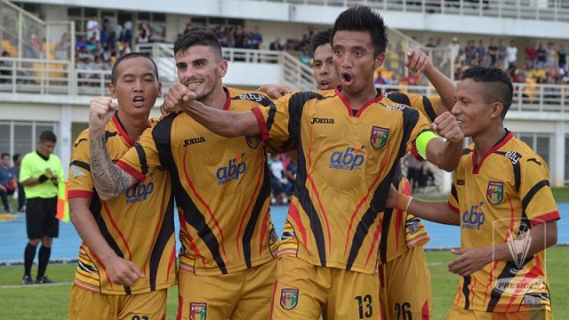 Pemain-pemain Mitra Kukar merayakan gol. (Foto: PT LIB)