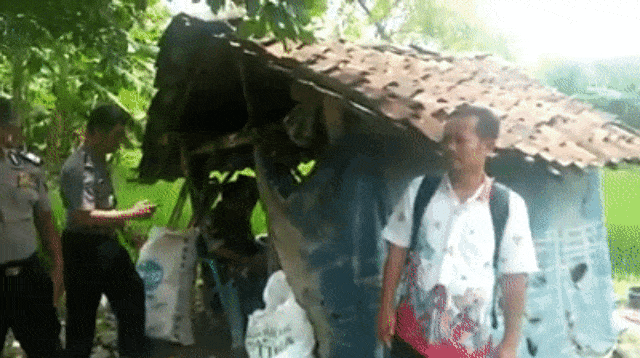 Kondisi gubuk nenek Fatonah  (Foto: Facebook/Yunus Hena Dena Dena)