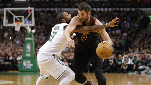 Kevin Love (kanan) dijaga oleh Kyrie Irving. Foto:  David Butler II-USA TODAY Sports via Reuters