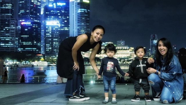 Tantri dan Chua 'Kotak' bersama anaknya (Foto: Instagram @tantrisyalindri)