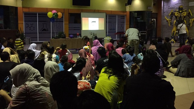 Suasana peneropongan gerhana bulan PP IPTEK. Foto: Andreas Ricky Febrian/kumparan