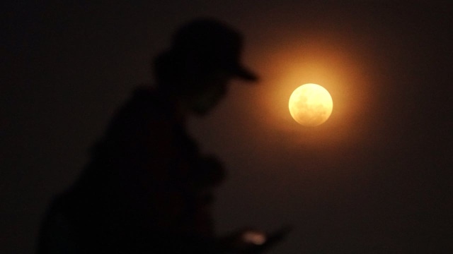 Gerhana bulan terlihat di Monas (Foto: Fanny Kusumawardhani/kumparan)