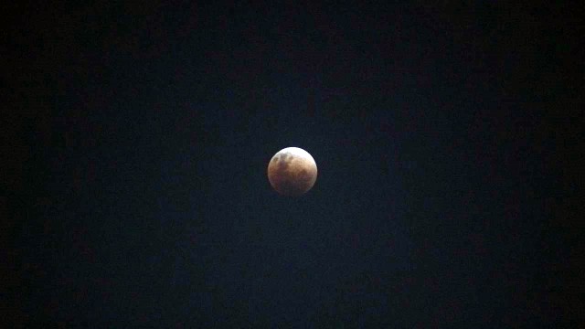 Gerhana bulan terlihat di Senayan (Foto: Aditia Noviansyah/kumparan)
