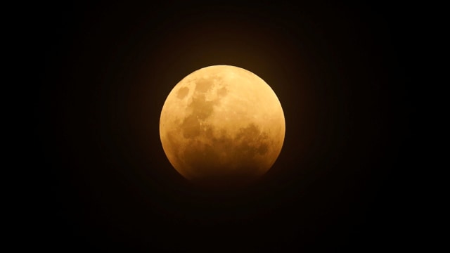 Bulan sebelum gerhana bulan total di Jakarta. Foto: Reuters/Darren Whiteside