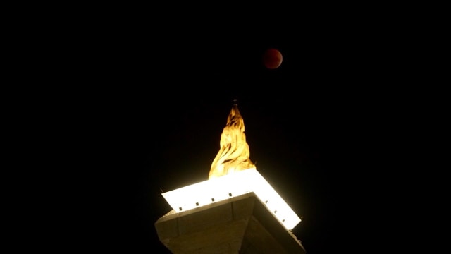 Gerhana bulan terlihat dari Monas (Foto: Fanny Kusumawardhani/kumparan)