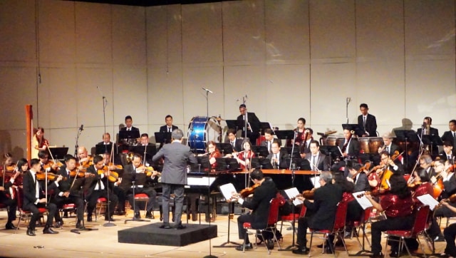 Pertunjukan orkestra 'Invitation to Dance' (Foto: Munady Widjaja)