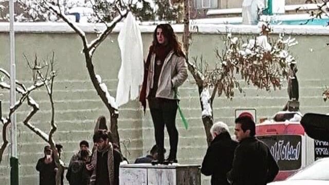Aksi perempuan Iran lepas kerudung  (Foto: Twitter @NegarMortazavi)
