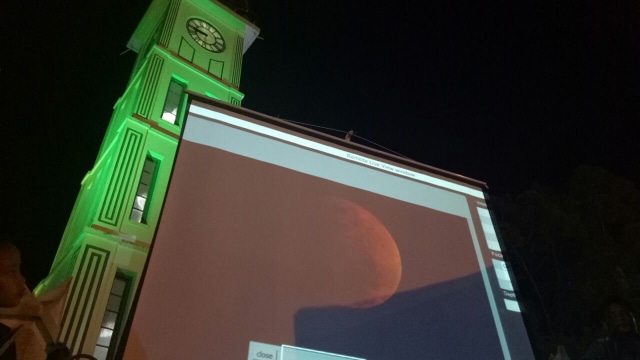 Gerhana Bulan di Jam Gadang Bukittinggi