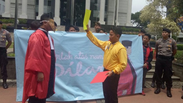 Teatrikal menuntut ketua MK Arief Hidayat (Foto: Rizki Mubarok/kumparan)