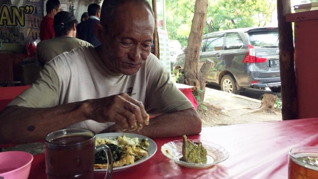 Suntoro pemulung yang pelihara 26 ekor anjing (Foto: Mirsan Simamora/kumparan)