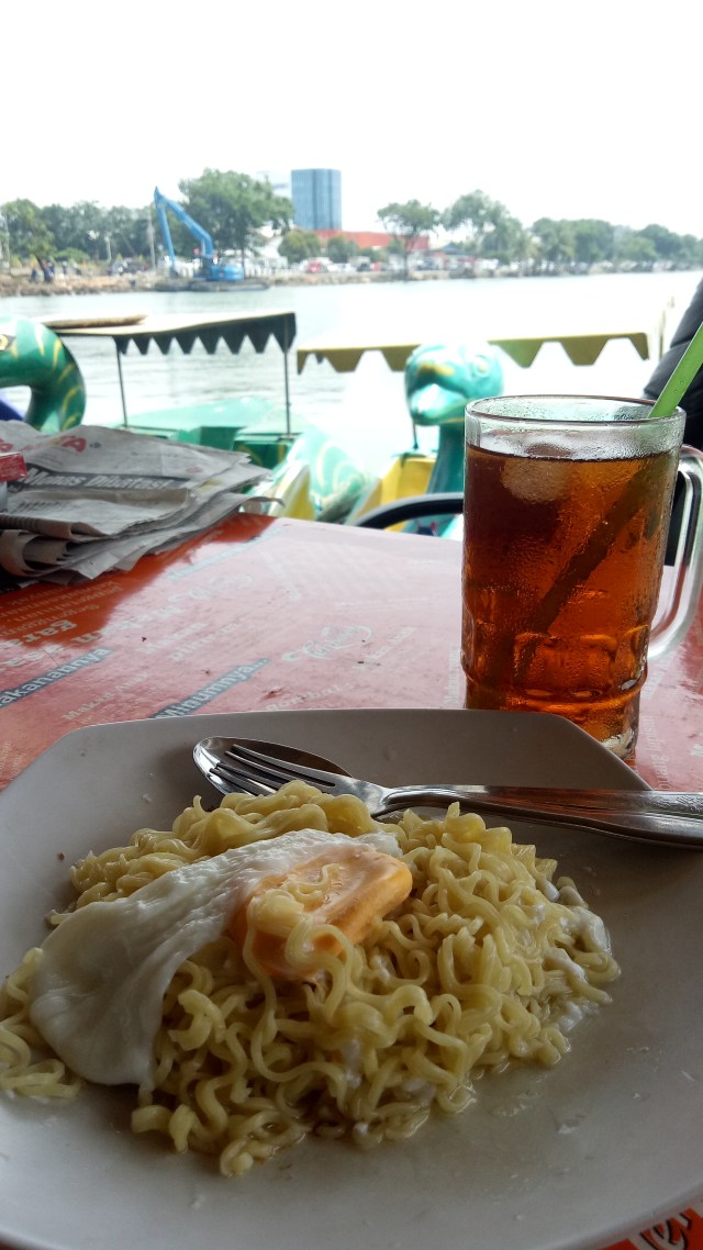 Menikmati Mie Goreng di atas Danau Sunter 