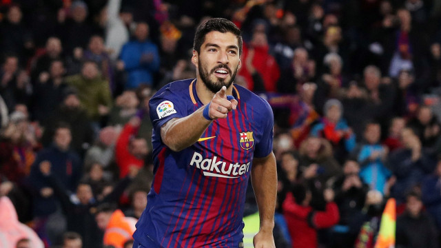 Luis Suarez merayakan gol ke gawang Valencia. (Foto: REUTERS/Albert Gea)