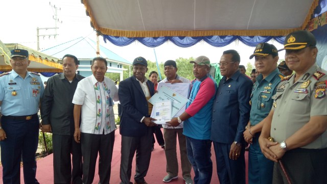 Pembagian bantuan kapal di Merauke, Papua (Foto: Maulana Ramadhan/kumparan)