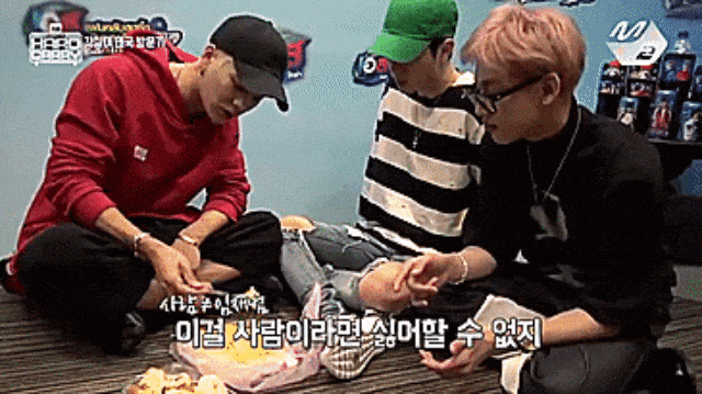 GOT7 makan durian. (Foto: Youtube/M2 Mnet)