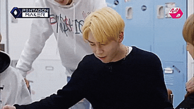 Shin-won 'Pentagon' makan durian. (Foto: Youtube/M2 Mnet)