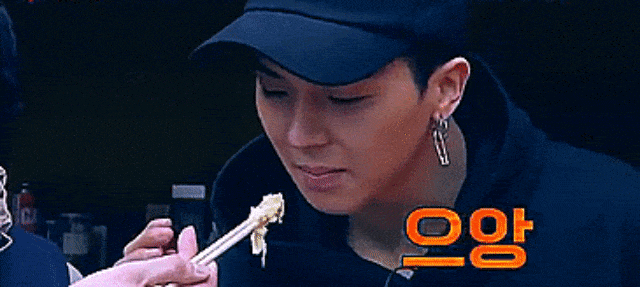 Mino 'Winner' makan durian. (Foto: Youtube/tvN)