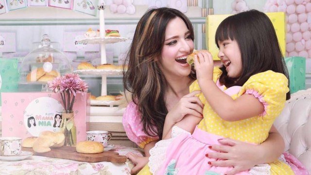 Nia Ramadhani buka toko roti (Foto: Ig @rotimamania )