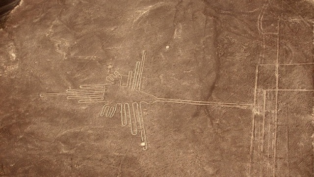 Garis Nazca bentuk burung. (Foto: monikawl999/Pixabay)
