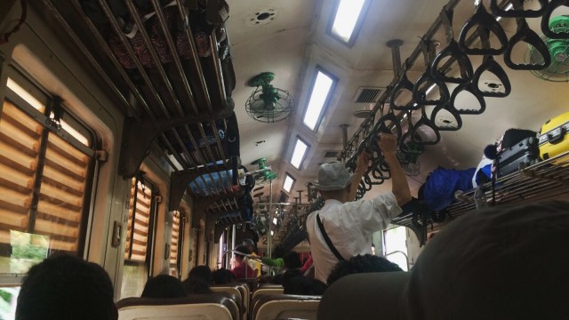 Suasana di dalam bus Sri Lanka (Foto: Dok. Ratripuspita Noor Jasmina)