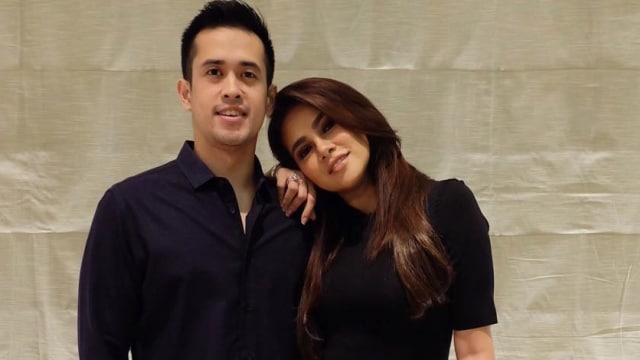 Olla Ramlan dan suami (Foto: Instagram @ollaramlanaufar)