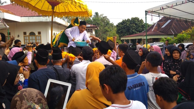 Tradisi Tebar Uang di Pemakaman Raja Pagaruyuang