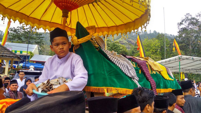Tradisi Tebar Uang di Pemakaman Raja Pagaruyuang (1)