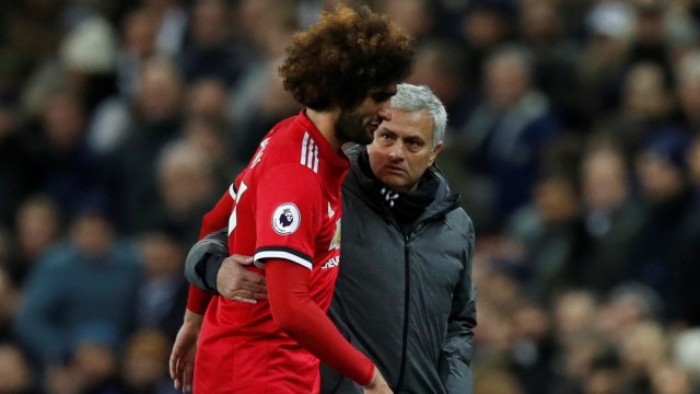 Marouane Fellaini ditenangkan Jose Mourinho. (Foto: Reuters/Eddie Keogh)