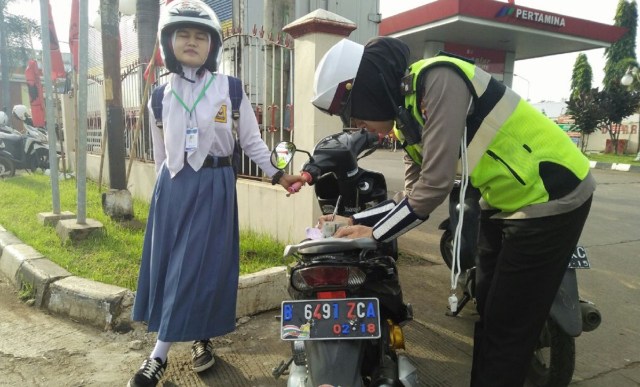 Siswi di Pekalongan Ini Kena Tilang Polisi Gara-gara Modif Plat Nomor Jadi Warna-warni